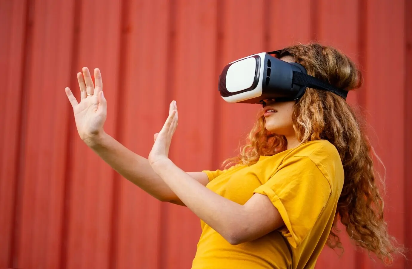 Halbnahe Aufnahme eines Mädchens mit Virtual-Reality-Brille.